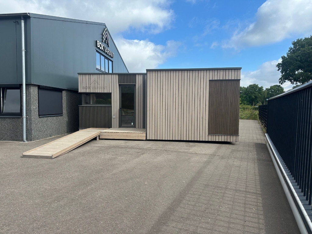 Model Luna - voorkant met logo.webp