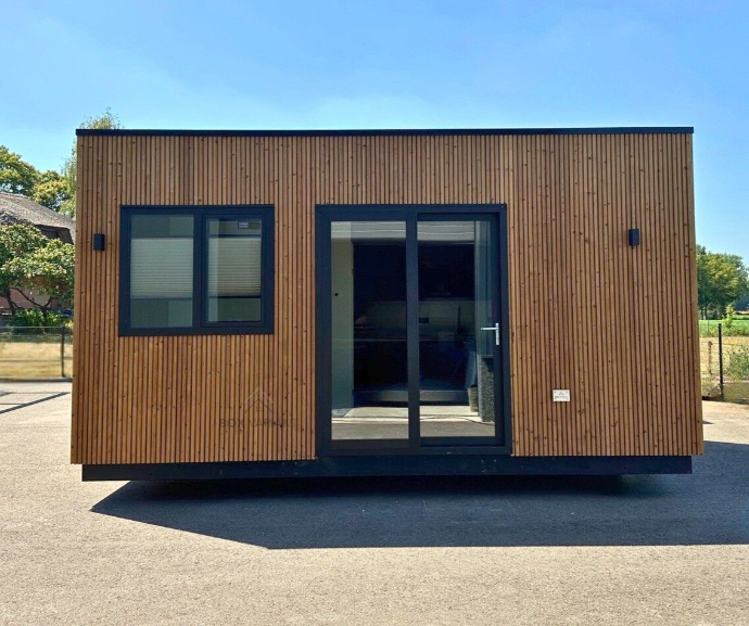 Model Cliff - voorkant met logo.webp