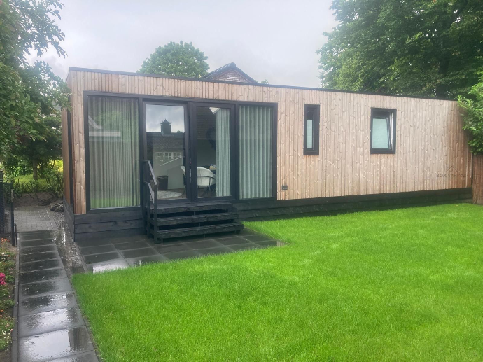 Model Flora - achterkant met logo.webp