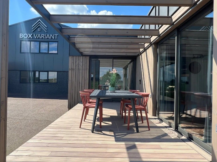 Model Crystal - terras met logo.webp